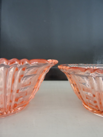 Twee glazen schaaltjes - zalmkleur - VERKOCHT