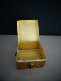 Doosje koper of messing met gekleurde steentjes