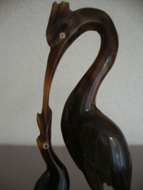 Beeldje kraanvogel met jong - hoorn - VERKOCHT