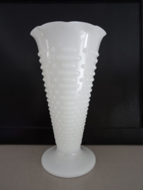 Vaas - vintage - wit - glas - melkglas - VERKOCHT