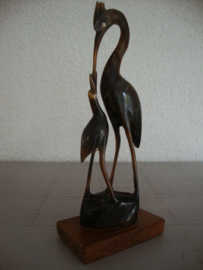 Beeldje kraanvogel met jong - hoorn - VERKOCHT