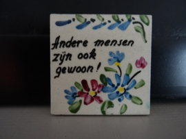 Tekst tegeltje - 'Andere mensen zijn ook gewoon!' - VERKOCHT
