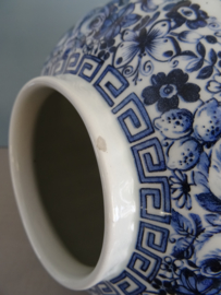 Dekselpot - vaas - blauw/wit - Italiaans - vlinders en bloem - VERKOCHT