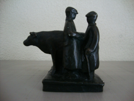 Beeldje Julia van Verschuer - Handelende boeren met koeien - VERKOCHT