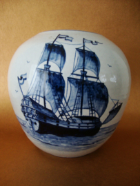 Delfts blauwe vaas Sphinx met afbeelding zeilschip - VERKOCHT