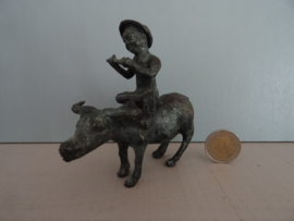 Chinees bronzen beeldje - man / jongen op os - buffel