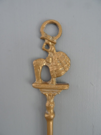 Lange schoenlepel - meisje met mand - koper of messing - VERKOCHT