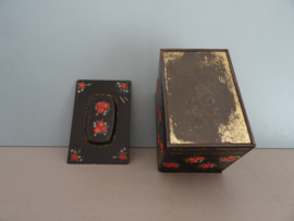 Trommel / blik zwart - rode roosjes - vintage - VERKOCHT