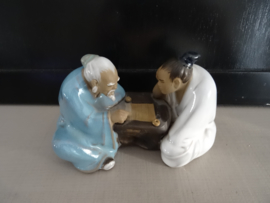Mudman beeldje - Chinees- 2 schakende mannen - VERKOCHT