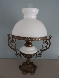 Oude olielamp - wit glas - VERKOCHT