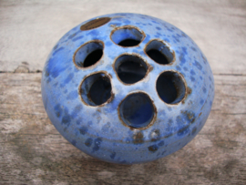 Rozensteker - aardewerk - keramiek -blauw - VERKOCHT