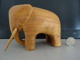 Houten beeldje - olifant - VERKOCHT
