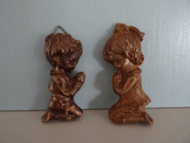 Wanddecoratie - biddende kinderen - vintage - kunststof - klein model - VERKOCHT