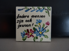 Tekst tegeltje - 'Andere mensen zijn ook gewoon!' - VERKOCHT