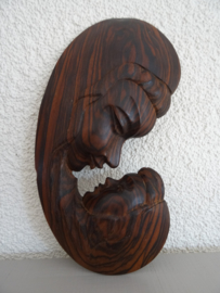 Hout snijwerk - moeder met kind - wanddecoratie - VERKOCHT