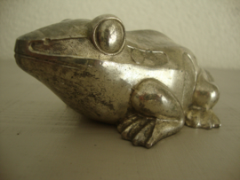 Beeldje kikker - zilverkleurig - VERKOCHT