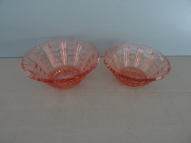 Twee glazen schaaltjes - zalmkleur - VERKOCHT