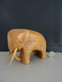 Houten beeldje - olifant - VERKOCHT