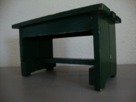 Oud groen krukje - VERKOCHT