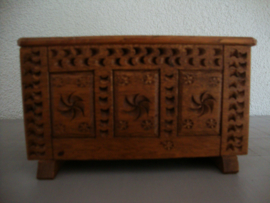 Houten kistje - dekenkistje - VERKOCHT