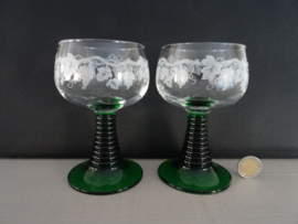 Roemer glazen - groene poot - gravering - Set van 2 - VERKOCHT