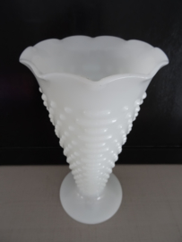Vaas - vintage - wit - glas - melkglas - VERKOCHT