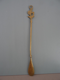 Lange schoenlepel - meisje met mand - koper of messing - VERKOCHT