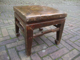 Houten krukjes - bijzettafeltjes - VERKOCHT