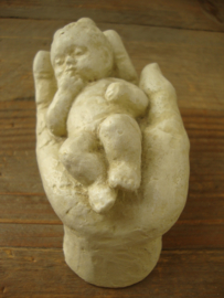 Beeldje baby op hand - VERKOCHT