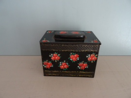 Trommel / blik zwart - rode roosjes - vintage - VERKOCHT