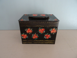 Trommel / blik zwart - rode roosjes - vintage - VERKOCHT