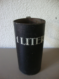Oude liter beker - zwart - 1 liter - VERKOCHT