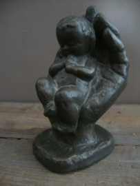Beeldje baby op hand - VERKOCHT