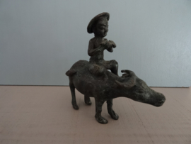Chinees bronzen beeldje - man / jongen op os - buffel