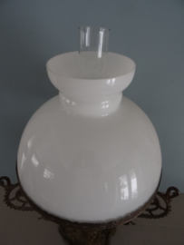 Oude olielamp - wit glas - VERKOCHT