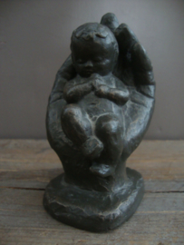 Beeldje baby op hand - VERKOCHT