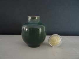 Miniatuur vaasje groen -  VERKOCHT