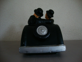 Beeld Laurel en Hardy - auto - vintage - VERKOCHT