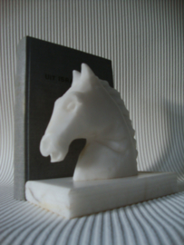 Boekensteun paardenkop marmer - VERKOCHT