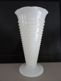 Vaas - vintage - wit - glas - melkglas - VERKOCHT