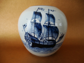 Delfts blauwe vaas Sphinx met afbeelding zeilschip - VERKOCHT