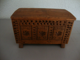 Houten kistje - dekenkistje - VERKOCHT
