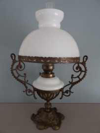 Oude olielamp - wit glas - VERKOCHT