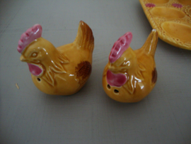 Vintage eierschaal met peper- en zoutstel kippen - VERKOCHT