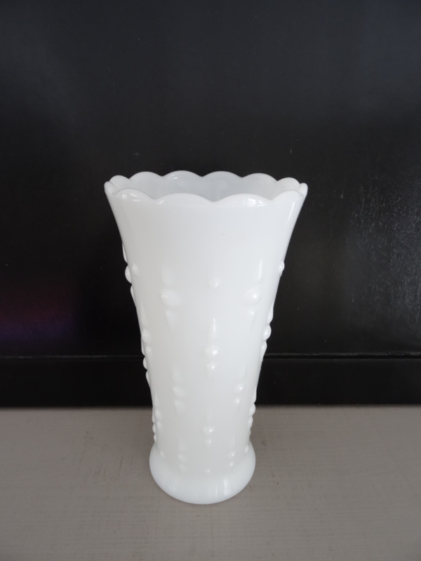 bovenstaand Tactiel gevoel Verzamelen Vaas wit melkglas - VERKOCHT | Verkocht Vintage | Nova Vidas
