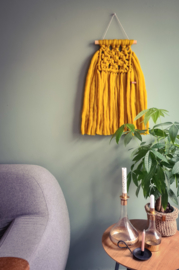 Macramé wandhanger van lontwol - okergeel