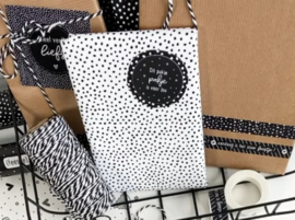 cadeaupapier - wit met zwarte dots