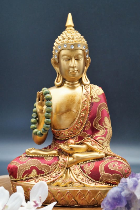 zittende Buddha met houten mala 24 cm