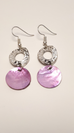 Zilveren oorbellen met licht roze schelp