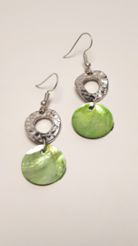 Zilveren oorbellen met groene schelp